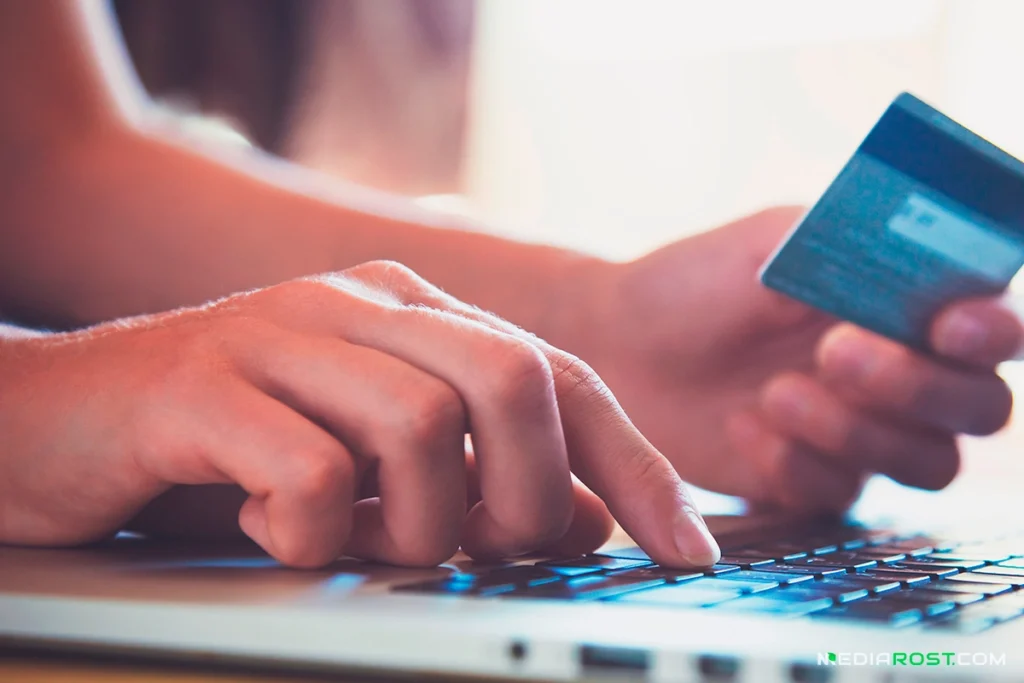 Человек вводит данные своей карты для онлайн - оплаты