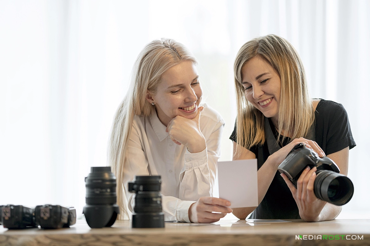 Девушки смотрят получившуюся фотографию