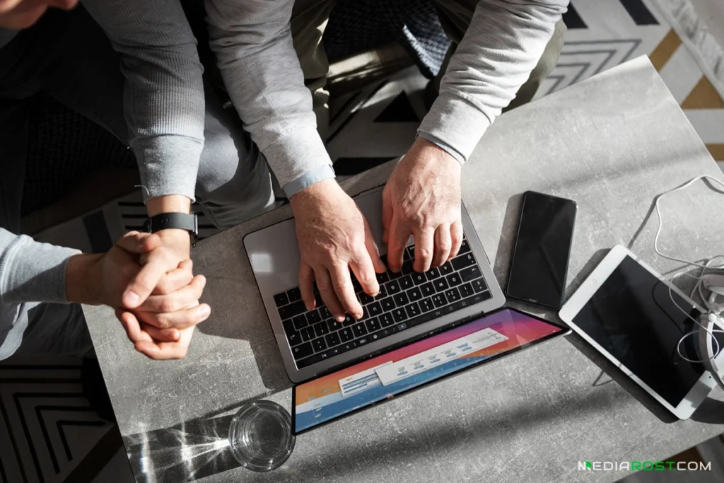 Сотрудники сидят за столом и делают успешным проект