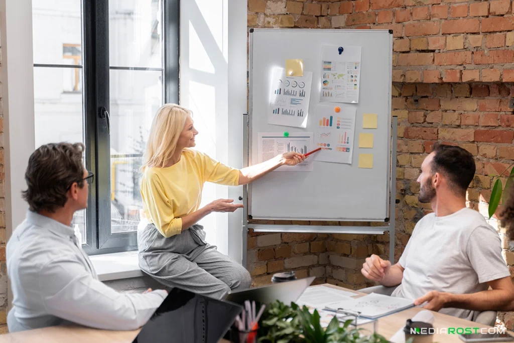Сотрудники смотрят на общую доску