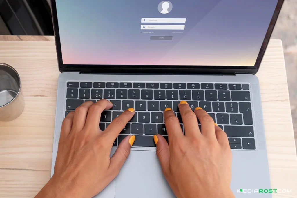 Мужчина заходит на LoginBot