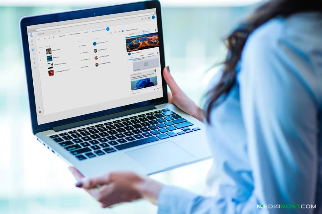 Девушка держит ноутбук с сайтом Cerebro