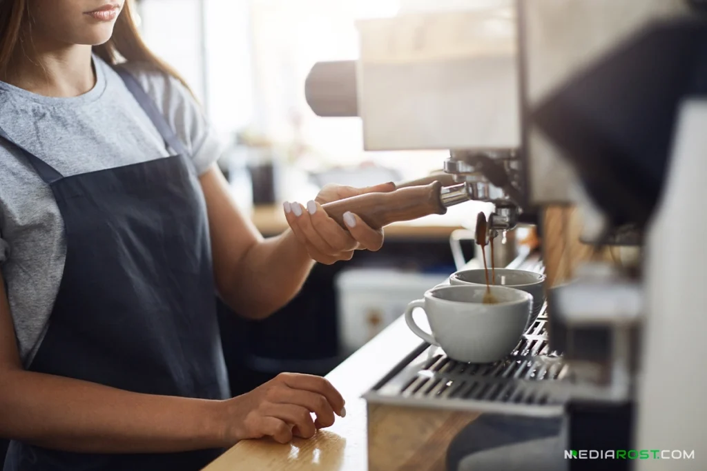 Девушка наливает кофе в новой кофейне