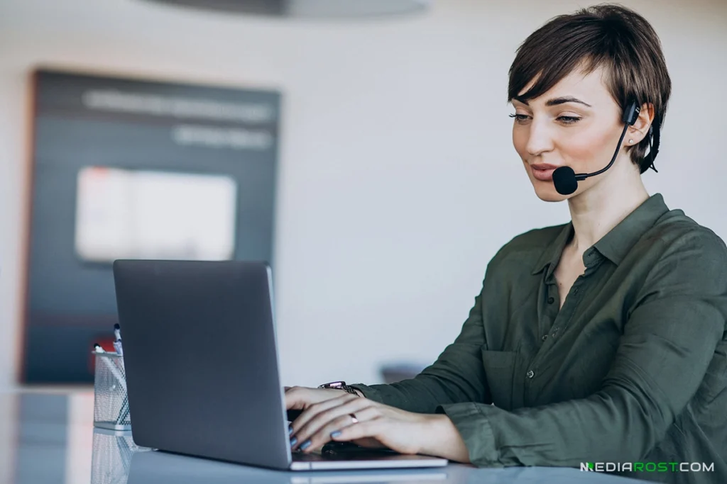 Женщина работает через телефонию