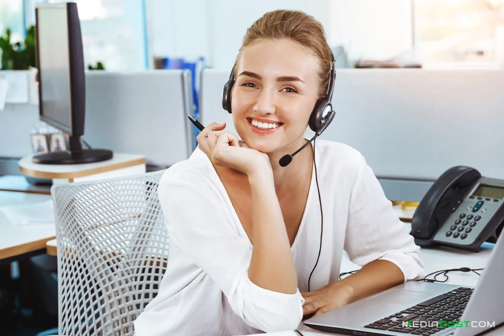 Сотрудница работает через телефонию