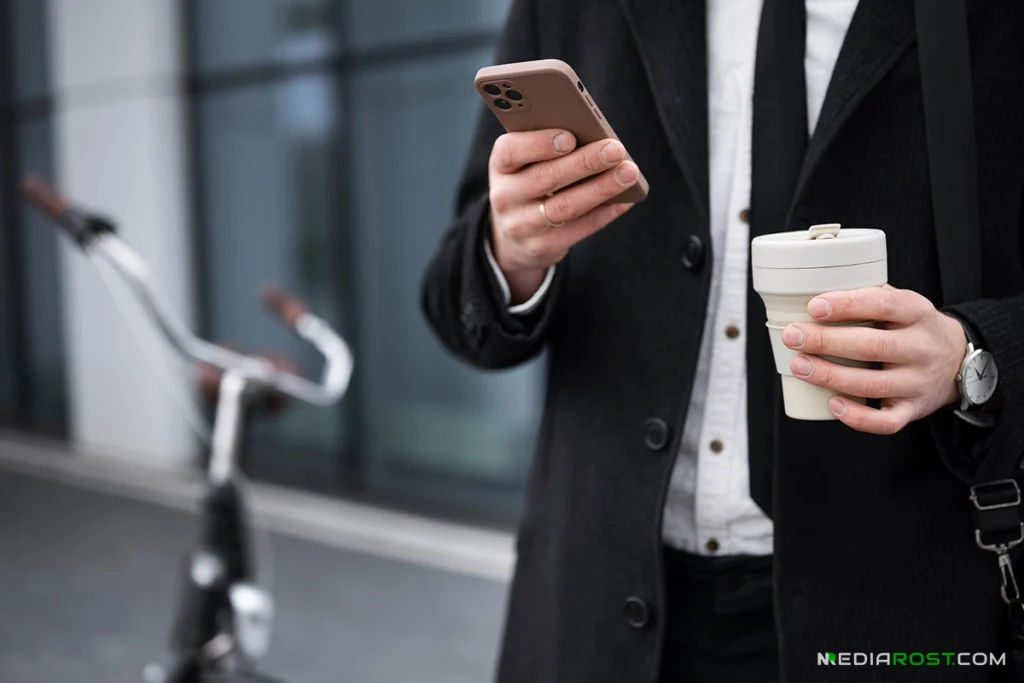 Мужчина с телефоном в российском мессенджере