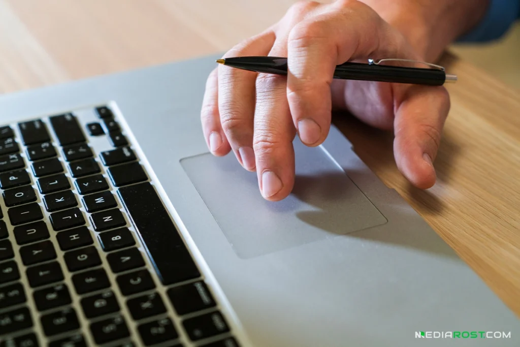 Ноутбук и рука над ним