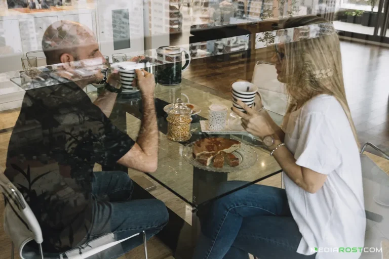 Мужчина и женщина сидят в кафе