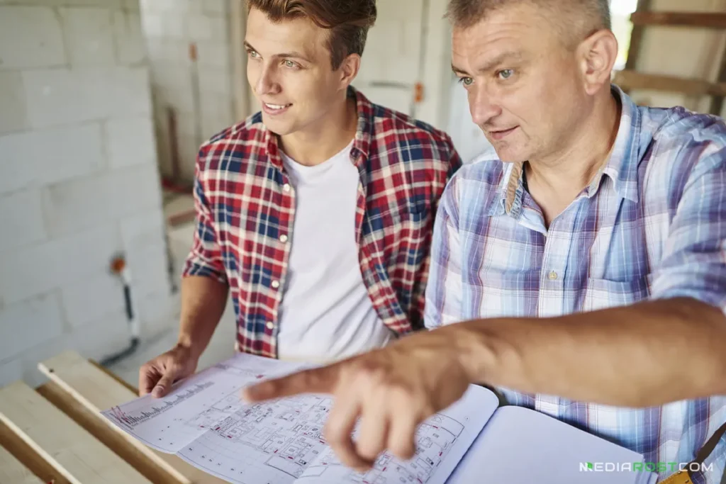 Мужчины решают на стройке как построить дом лучше